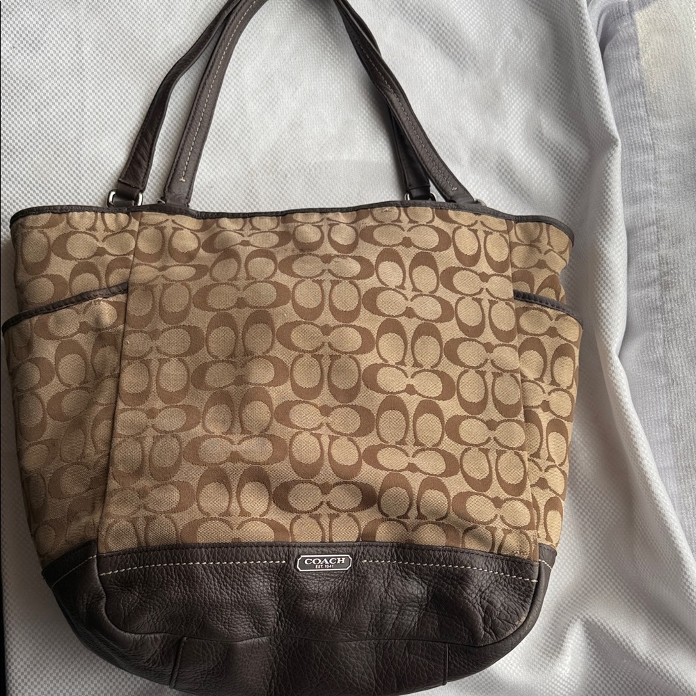 Coach - F23295 - Tan and Brown Signature Large Tote